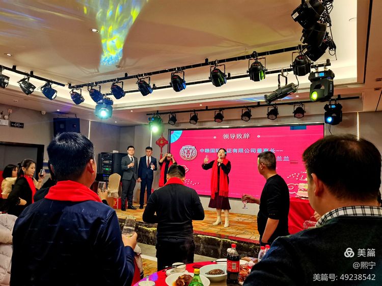 全体举杯1.jpg